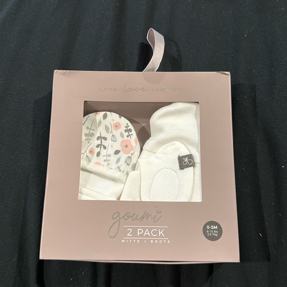 NWT goumi mitt and boot set 0-3 months 36|A2